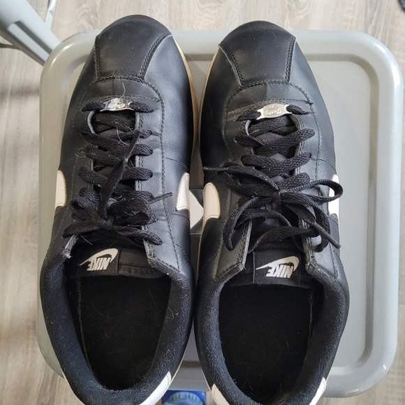 Nike Cortez Black and White Basic Shoe - Picture 5 of 5